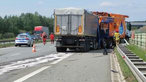 Zderzenie dwóch samochodów ciężarowych. Utrudnienia w ruchu na A4