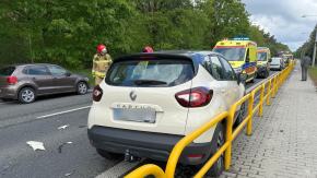 Zderzenie trzech samochodów w Walidrogach. jedna osoba poszkodowana