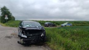 Volkswagen dachował po zderzeniu w Cisku. Jedna osoba trafiła do szpitala