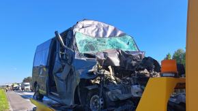 Wypadek na A4. Trzy osoby zakleszczone w busie po zderzeniu z ciężarówką