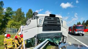 Wypadek ciężarówki na A4: pojazd przewożący mięso dachował w rowie