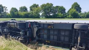 Groźny incydent na obwodnicy Kluczborka - ciężarówka wypadła z drogi