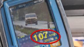 Jechał przez wieś ponad 100 km/h. 23-latek stracił prawo jazdy i dostał 13 punktów karnych