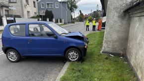 83-latka wjechała w mur domu. Sprawa trafi do sądu