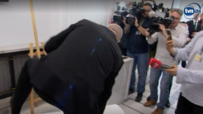 Skandal w Sejmie: europoseł Grzegorz Braun zniszczył wystawę poświęconą społeczności LGBTQ+