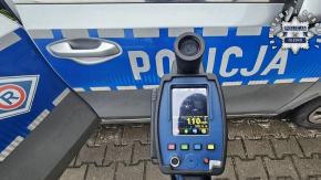 Uciekała pijana przed policją. Brawurową jazdę zakończyła w polu