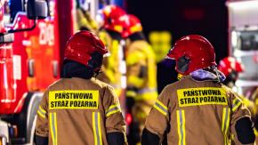Pożar wiaty śmietnikowej. Mężczyzna z ciężkimi poparzeniami trafił do szpitala