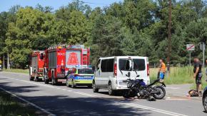 Motocyklistka uderzyła w busa, a chwilę później w korku zapaliły się dwa auta