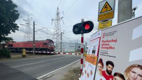 Żółta naklejka ratuje życie. Jak działa i dlaczego warto ją znać?