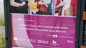 "Jest nas więcej!" powraca do Opola - wystawa na przystankach przypomina o równości i szacunku