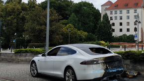 Brzeg: podpalacz Tesli w rękach Policji