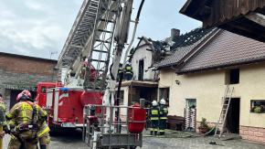 Pożar domu w Przewozie. Dach spłonął, ale nikt nie ucierpiał