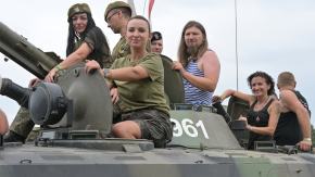 Czołgi, pasja i mundury. W Winowie trwa zlot militarny "Tarcza 2025" (WIDEO)