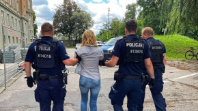 Ugodziła nożem partnera matki i schowała się w krzakach pod blokiem (WIDEO) 