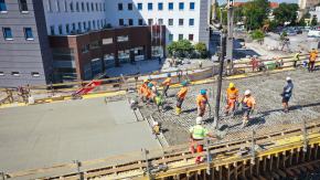 Postępy na budowie estakady przy CUP. Trwa betonowanie kluczowego odcinka