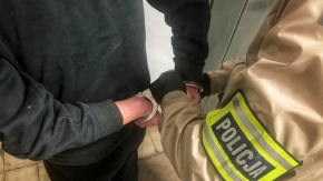 Zaatakował przechodnia, potem funkcjonariuszy. 31-latek w rękach policji