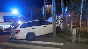 Auto wypadło z ronda i uderzyło w słup. Nocna interwencja służb w Opolu