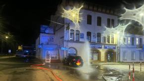 Samochód BMW uderzył w budynek w Kluczborku. Uszkodzona instalacja gazowa