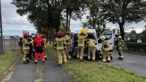 Skręcając wylądował na drzewie. Kolizja na Cmentarnej w Opolu
