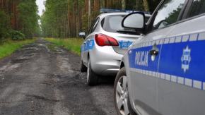 Zgubili się w lesie podczas grzybobrania. Policjanci z Krapkowic odnaleźli starsze małżeństwo