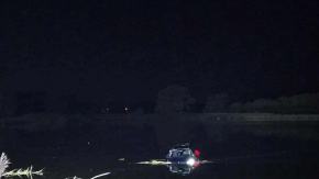 Samochód wpadł do stawu w Borkach Wielkich. Kierowca sam wydostał się z pojazdu