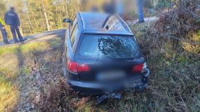 Kolizja dwóch aut za Zawadzkiem. Jedno z nich wylądowało w rowie