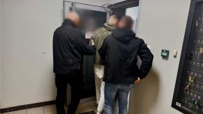 Włamał się do restauracji i ukradł 60 butelek alkoholu