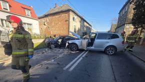 Zderzenie dwóch samochodów w Głubczycach. Ulica Kopernika zablokowana