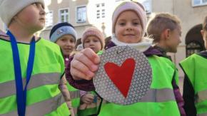 Odblaskowy Marsz ulicami miasta. Szkoła Podstawowa nr 21 w Opolu stawia na bezpieczeństwo