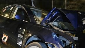 Samochód uderzył w drzewo na Strzeleckiej. Jedna osoba w szpitalu