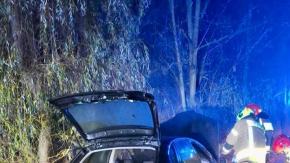 Pożar samochodu i osoba z raną kłutą. Służby interweniowały na miejscu zdarzenia