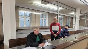 Oskarżony nie pamięta, jak wziął do rąk noże. Przed sądem odpowiada za usiłowanie zabójstwa