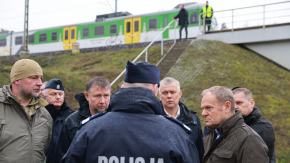 Kulisy ataków na kolej. Premier wskazuje sprawców