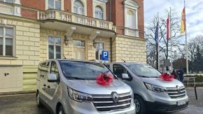 Dwa nowiutkie busy dla rodzin zastępczych z powiatu nyskiego