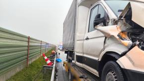 Kolizja busa z ciężarówką na A4 - utrudnienia trwały ponad godzinę. Silna mgła na drogach
