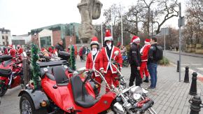 Motomikołaje znów przejechali przez Opole. Świąteczna parada motocyklistów na pl. Wolności