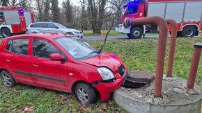 Kierująca uderzyła w studnię w parku. Utrudnienia na ul. Parkowej w Strzelcach Opolskich
