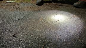 Policja wyjaśnia sprawę metalowych elementów wbitych w jezdnię. Trwa poszukiwanie sprawcy