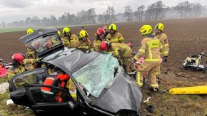 Wypadek na drodze wojewódzkiej 409. Trzy osoby trafiły do szpitali. Dwa śmigłowce LPR 