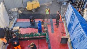 Most Zamkowy coraz bliżej otwarcia. Na jezdni układana jest nawierzchnia