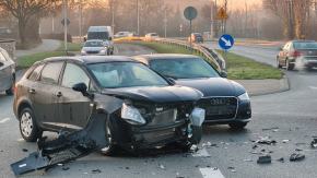 Zderzenie dwóch pojazdów na skrzyżowaniu w Opolu. Trwa ustalanie okoliczności