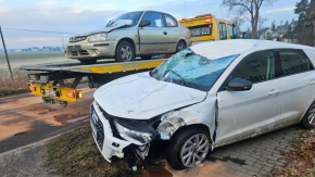 Zderzenie dwóch aut w Chróścicach. Audi dachowało