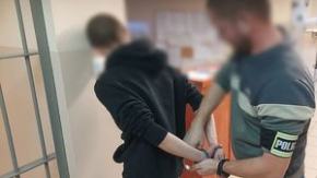 Zatrzymania po rozboju w Praszce. Sprawcy grozili przemocą w sklepie