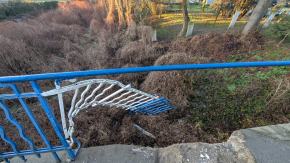 Wypadek na ul. Opolskiej w Luboszycach. Uszkodzona balustrada mostu
