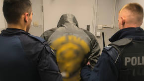 Nietrzeźwy i agresywny pasażer okradł obsługę pociągu - grozi mu do 5 lat więzienia