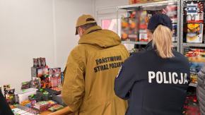 Policjanci i strażacy kontrolują punkty sprzedaży fajerwerków