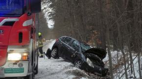 Samochód w rowie po zdarzeniu drogowym w Nowej Schodni. Podróżowało troje dzieci 