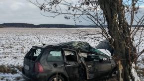 Samochód uderzył w drzewo w Ziemiełowicach i w Baborowie. Nie żyje jedna osoba 