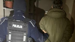 Mijał policjantów na klatce schodowej, pech chciał, że miał przy sobie narkotyki