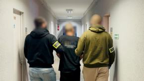 Groził nożem i pogrzebaczem do kominka interweniującym policjantom